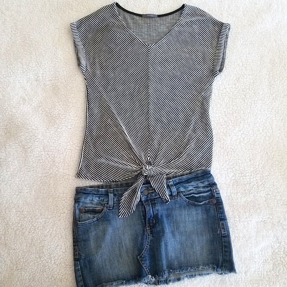Gyft Black White Striped Front Tie Top S